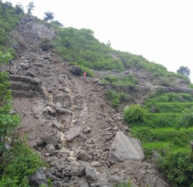 पहिरोले बेतालमाण्डौ डोगडी सडकखण्ड अवरुद्ध, एक नहरसमेत बगायो