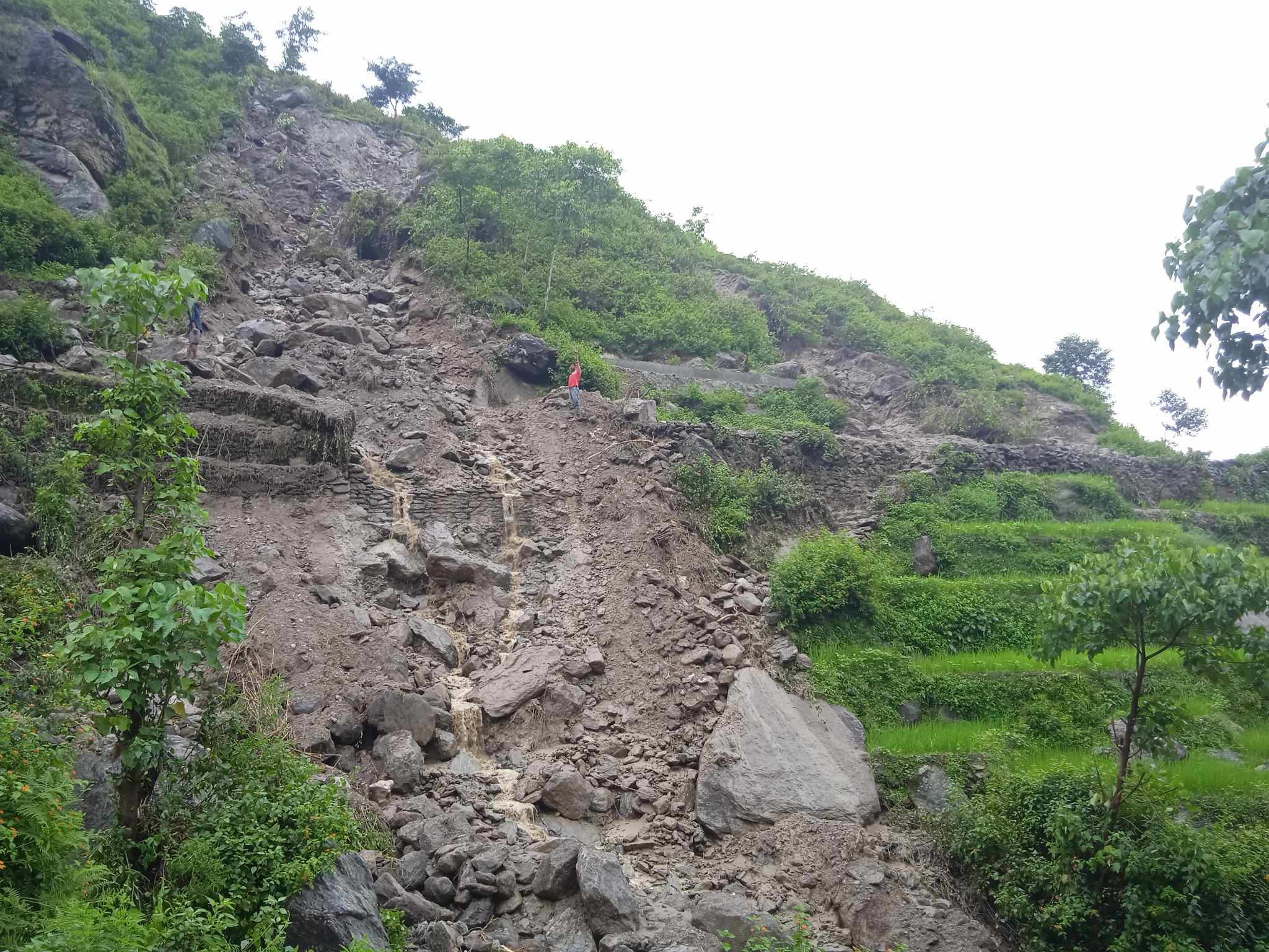 पहिरोले बेतालमाण्डौ डोगडी सडकखण्ड अवरुद्ध, एक नहरसमेत बगायो