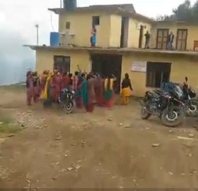 कर्मचारी छनोटमा अनियमितता भएको भन्दै बझाङ छबिसपाथीभेरा गाउपालिकामा तालाबन्दी