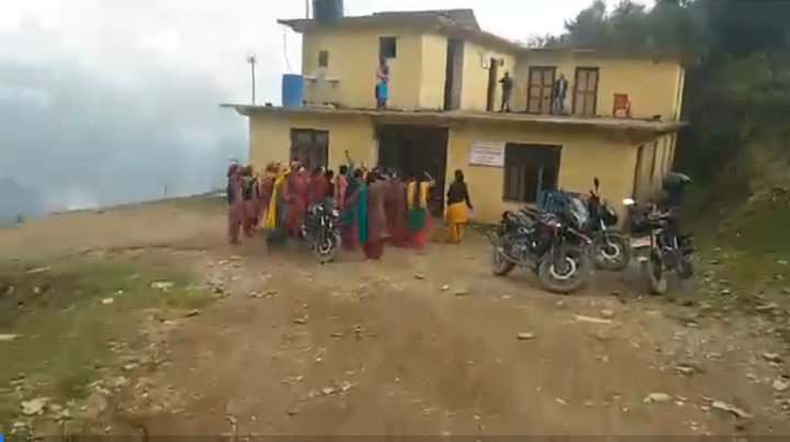 कर्मचारी छनोटमा अनियमितता भएको भन्दै बझाङ छबिसपाथीभेरा गाउपालिकामा तालाबन्दी