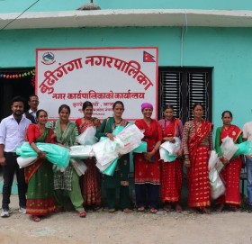 बुढीगंगा कृषि शाखाद्धारा महिला कृषक समुहलाई बिउ भण्डारण व्याग वितरण