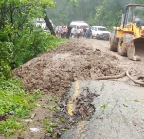 कैलालीको बुढीतोला अझै डोजर पुगेन, भ्यागुत्तेपानीको पहिरो हटाइयो