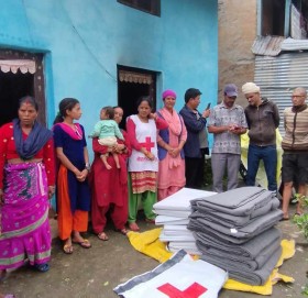 बुढिगंगा २ बजेडीका १३ परिवारलाई कम्मल र त्रिपाल वितरण