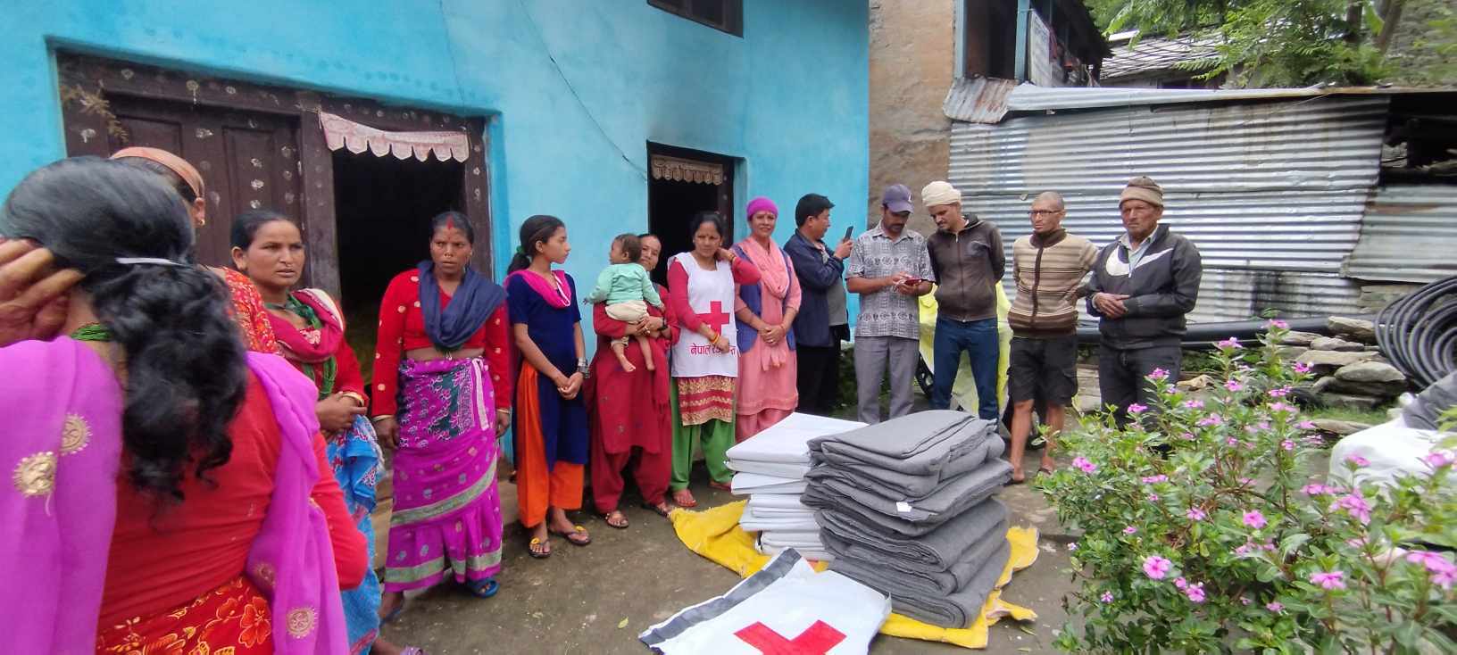 बुढिगंगा २ बजेडीका १३ परिवारलाई कम्मल र त्रिपाल वितरण