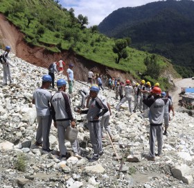 बर्षाले भत्किएका बाटो मर्मत गर्दै नेपाली सेना