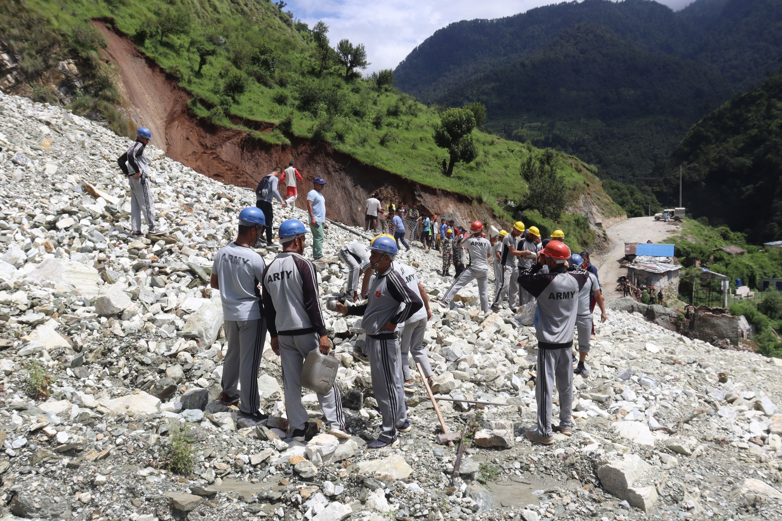 बर्षाले भत्किएका बाटो मर्मत गर्दै नेपाली सेना