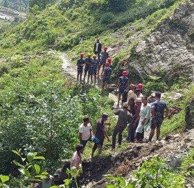 अबिरल बर्षाले भत्किएका बाटोमर्मत कार्यमा श्रमदान अभियान