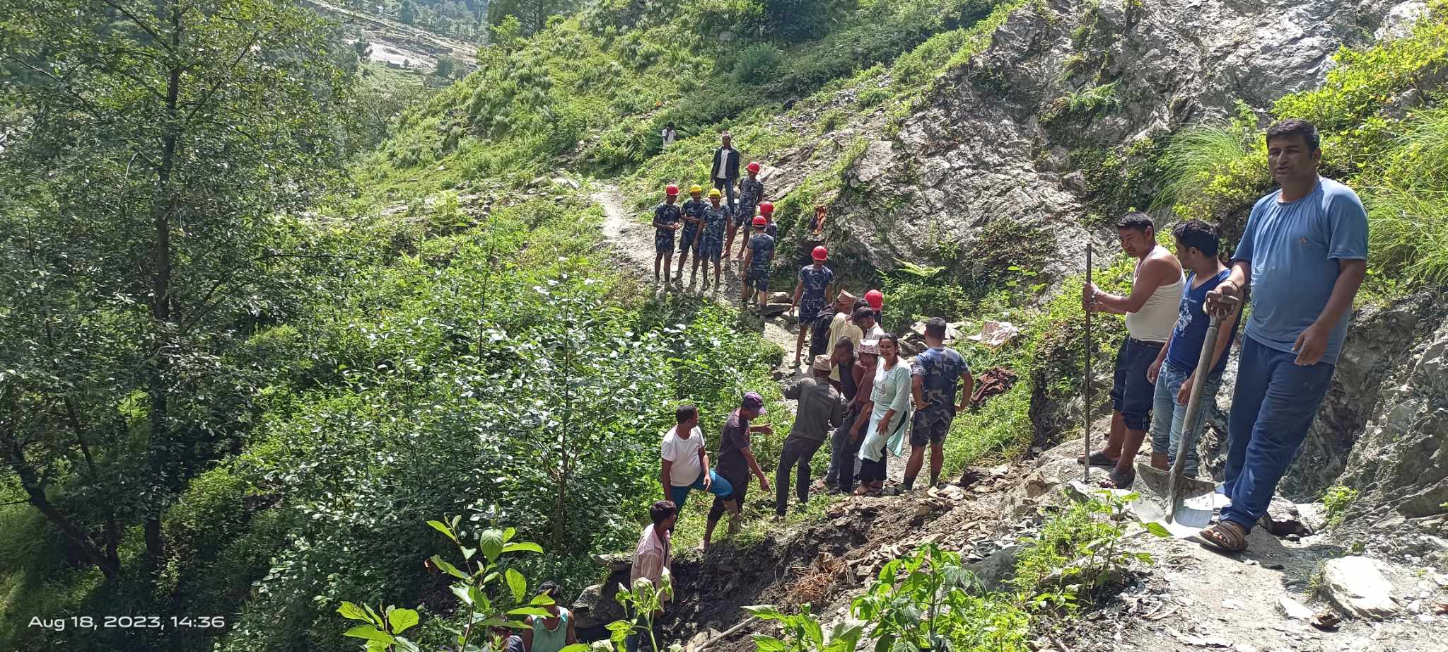 अबिरल बर्षाले भत्किएका बाटोमर्मत कार्यमा श्रमदान अभियान