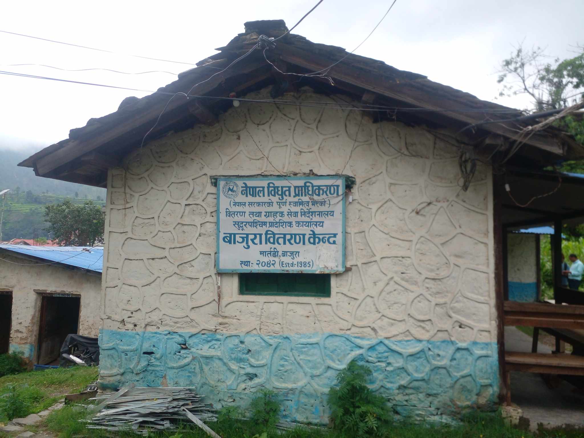 बाजुरामा विद्युत महशुल समयमै भुक्तानी नगर्ने सेवाग्राहीको लाइन काटीदै