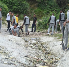 बर्षाका कारण भत्किएको मार्तडी त्रिबेणी सडक नेपाली सेनाद्धारा मर्मत