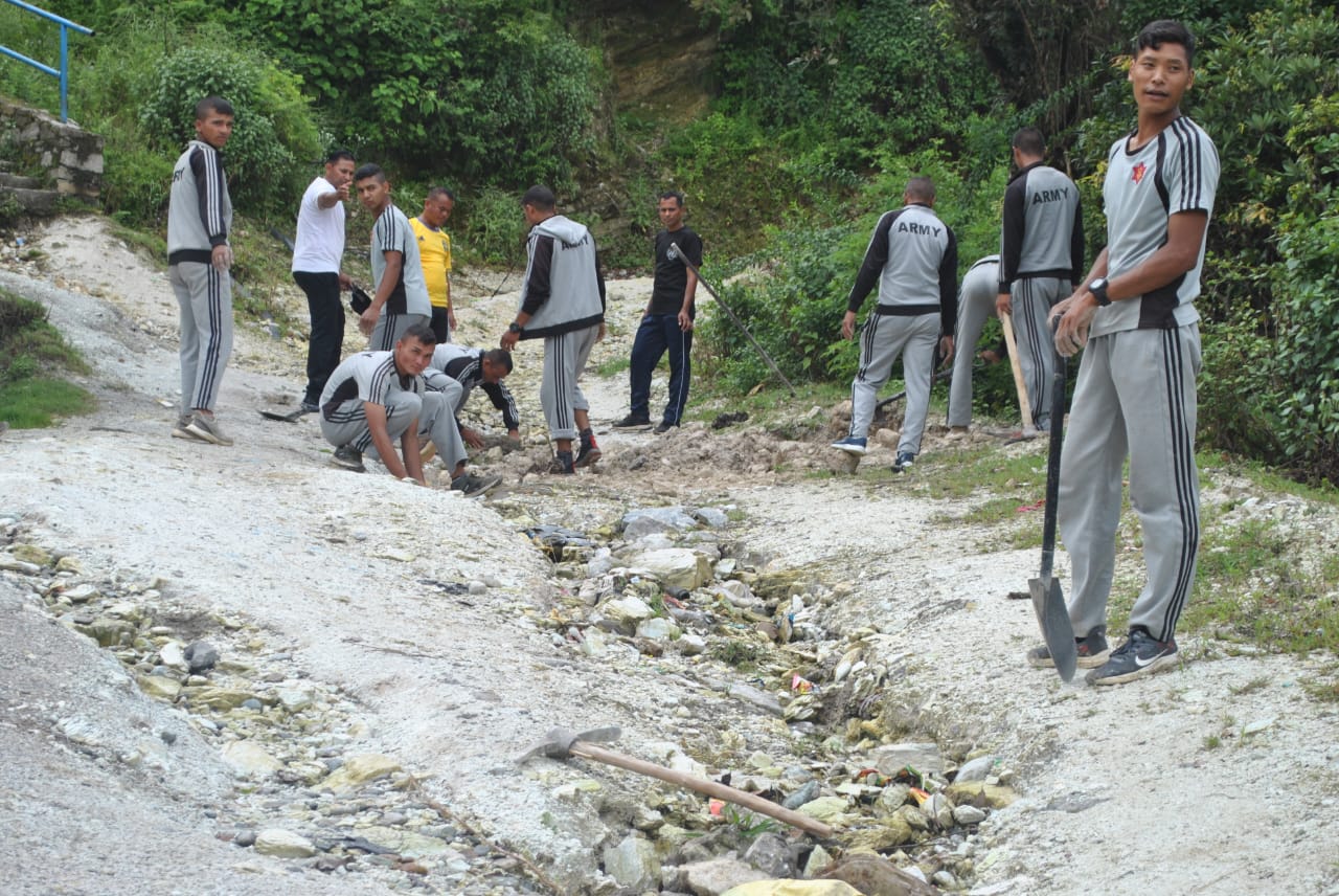 बर्षाका कारण भत्किएको मार्तडी त्रिबेणी सडक नेपाली सेनाद्धारा मर्मत