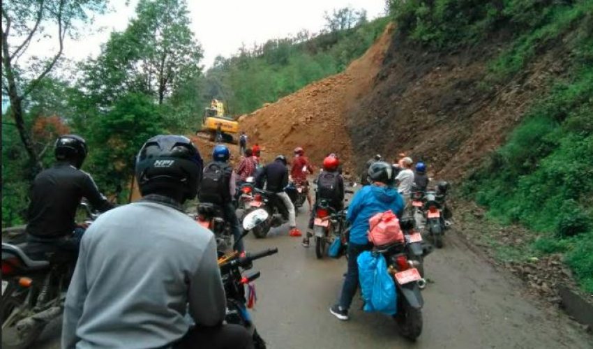 भीमदत्त राजमार्गमा सवारी आवागमन बन्द, ४ बजेपछि मात्र सुचारु हुने