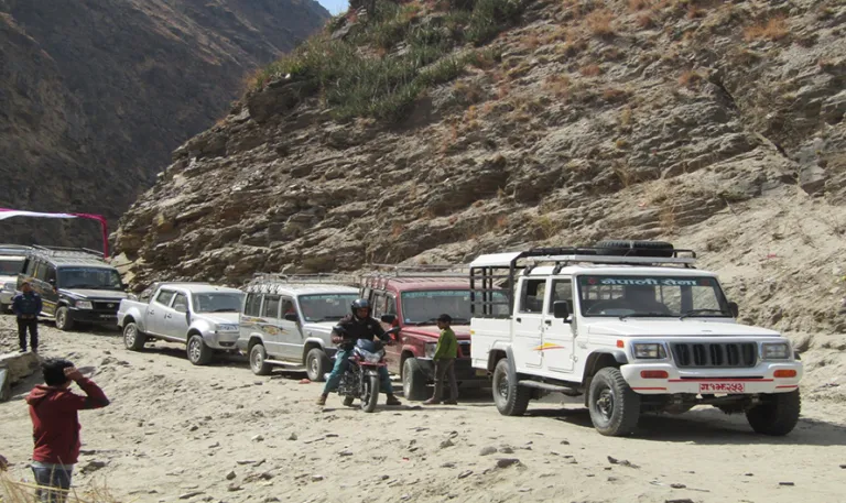 कर्णाली राजमार्गको गगने खोलामा पुनः पहिरो, यातायात अवरुद्ध
