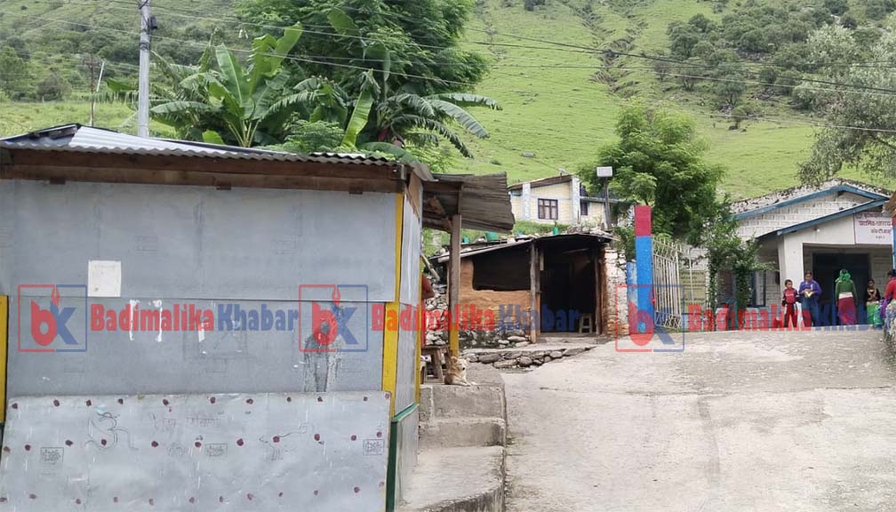 स्वास्थ्य केन्द्रकै गेटमा बुढिनन्दाका प्रमुख प्रशासकियको औषधी पसल