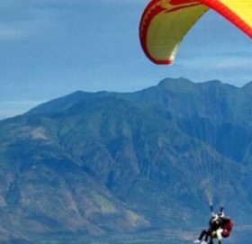 सगरमाथामा प्याराग्लाइडिङ गरेका चिनियाँ नागरिकलाई सम्मान