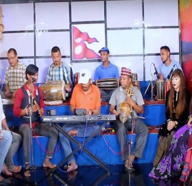 पुष्पा शर्मा र नेत्र भण्डारीको भाबुक बनाउने दोहोरी गित (भिडीयाे सहित)