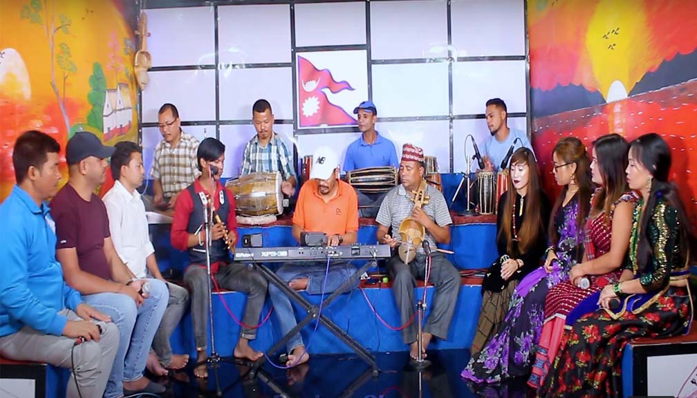 पुष्पा शर्मा र नेत्र भण्डारीको भाबुक बनाउने दोहोरी गित (भिडीयाे सहित)