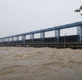 सप्तकोशीमा अत्यधिक बहाव, ५६ वटै ढोका खोलियो