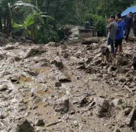 दोलखामा पहिरोले चार घर बगायो, सडक पनि अवरुद्ध