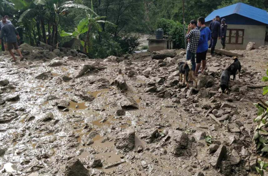 दोलखामा पहिरोले चार घर बगायो, सडक पनि अवरुद्ध