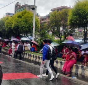 शिक्षकहरू घर फर्कंदै, बिदामा छुटेको कक्षा पढाइने