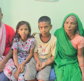 पैसा अभाबमा दुई छोराछोरीको रोगपाल्दै सर्लाहीका रबिन्द्र