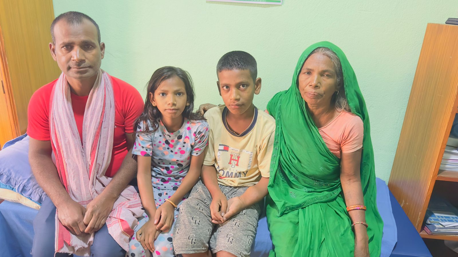 पैसा अभाबमा दुई छोराछोरीको रोगपाल्दै सर्लाहीका रबिन्द्र