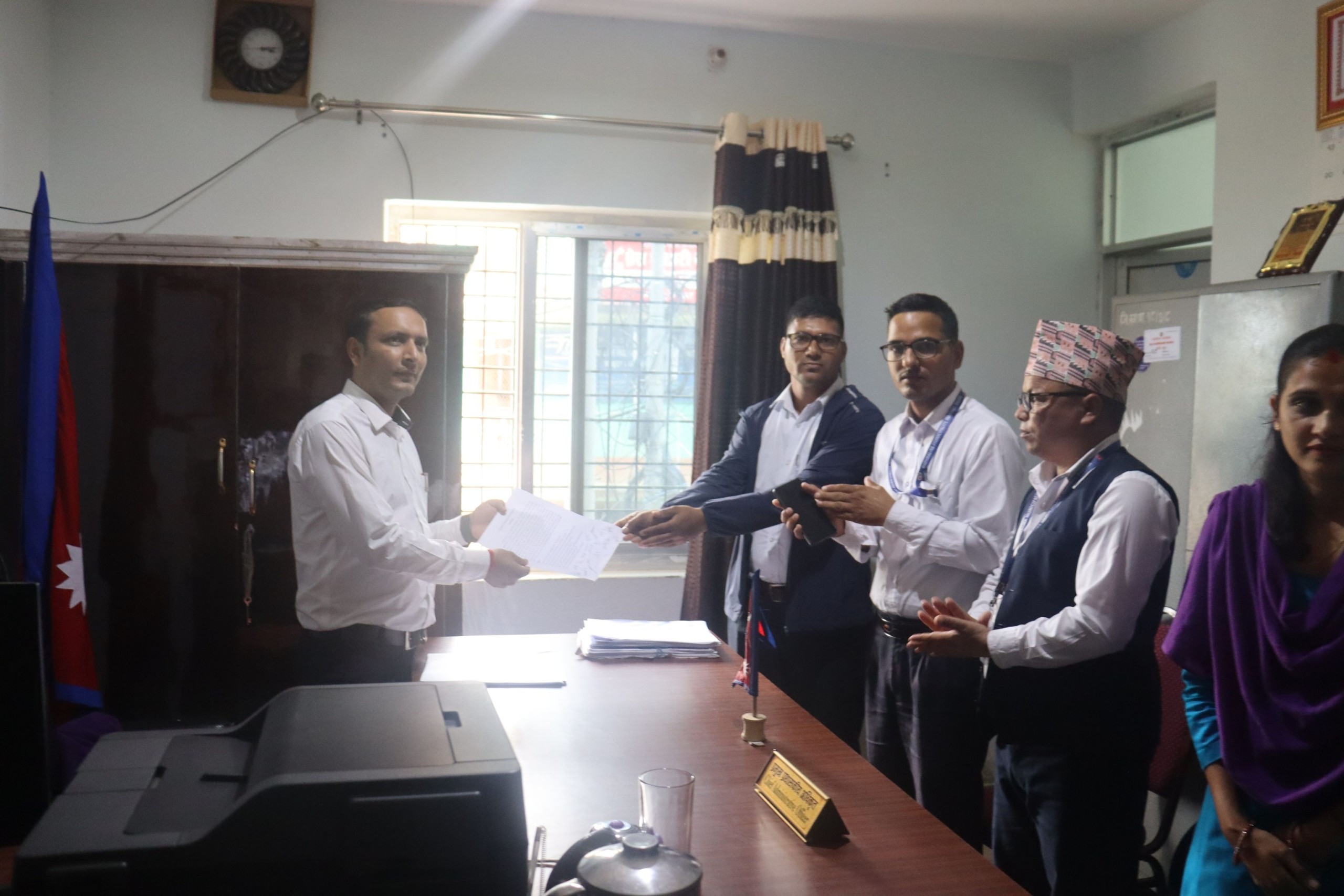 बाजुरामा स्थानिय तहका कर्मचारीले कालोपट्टी बाँधेर निजामती सेवा दिवस मनाउने