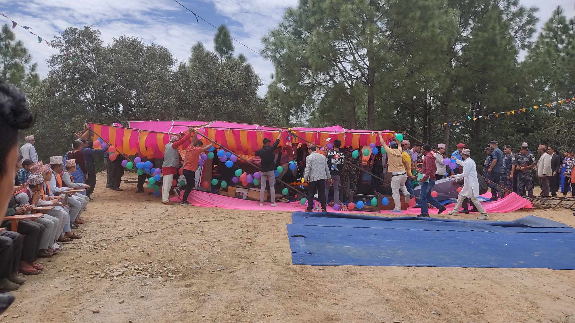 सुदूरपश्चिमका मुख्यमन्त्री शाह प्रमुख अतिथि रहेको कार्यक्रमको मञ्च ढलेपछि….