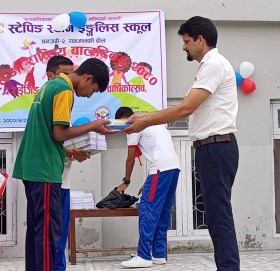 द राइजिङ बाल क्लबले बालदिवसको अवसरमा शैक्षिक साम्रगी बितरण