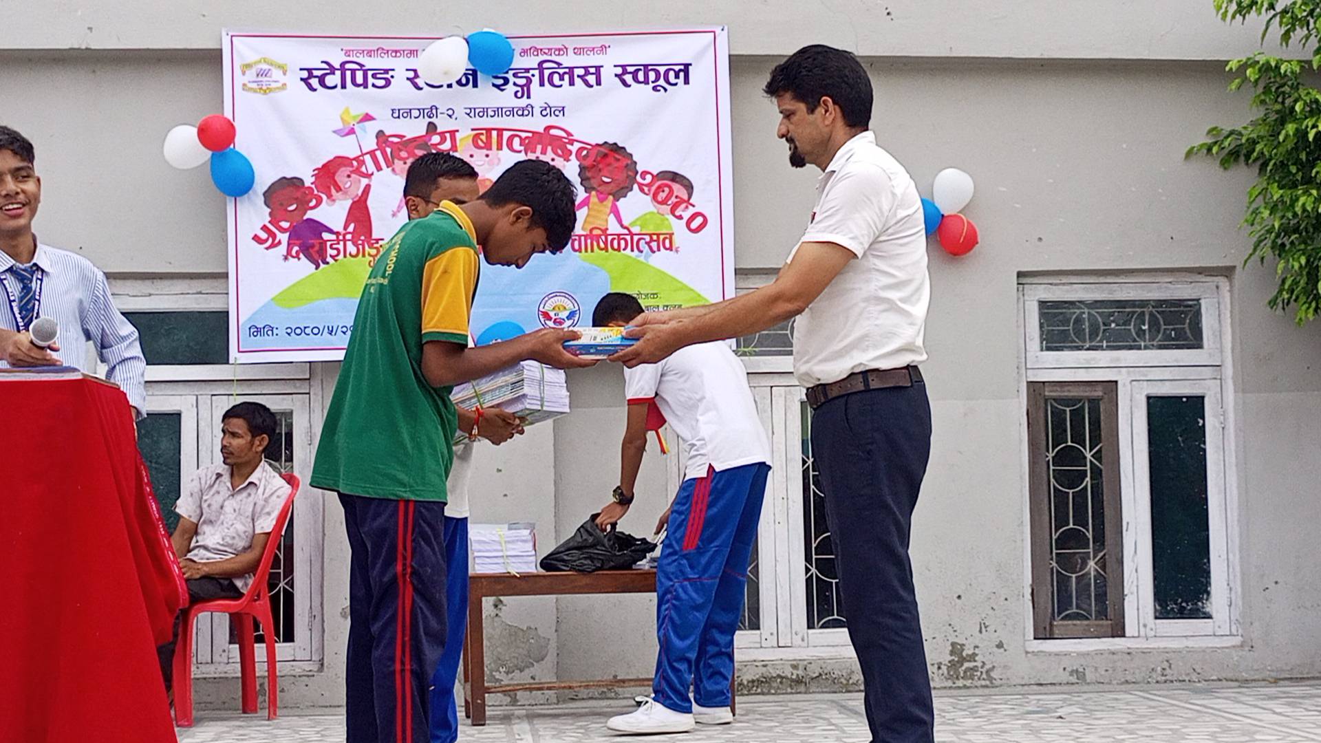 द राइजिङ बाल क्लबले बालदिवसको अवसरमा शैक्षिक साम्रगी बितरण