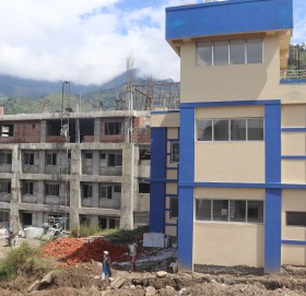 अस्पतालको भवन समयमा नबन्दा साघुरो ठाउँबाट सेवा  प्रवाह गर्न समस्या