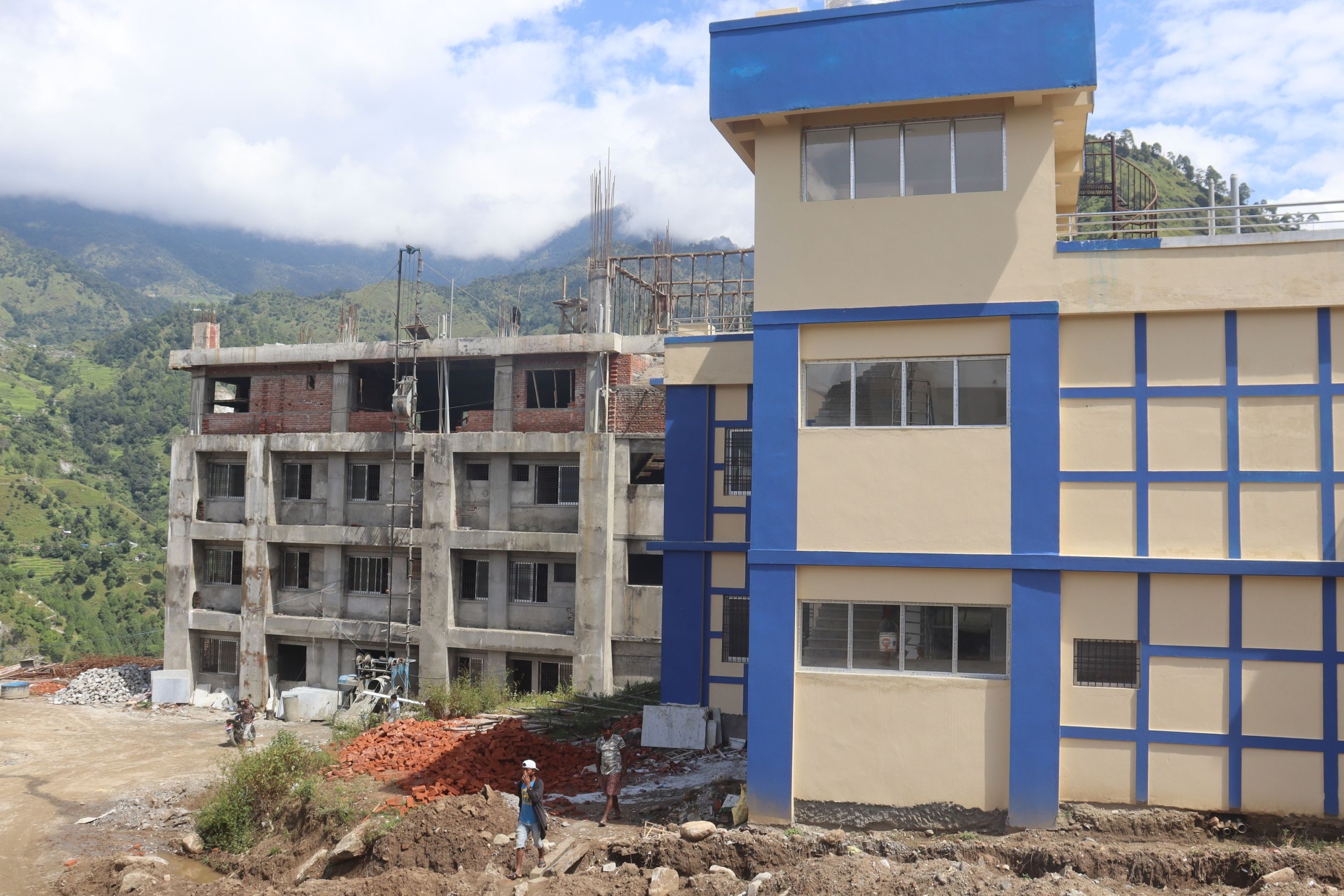 अस्पतालको भवन समयमा नबन्दा साघुरो ठाउँबाट सेवा  प्रवाह गर्न समस्या