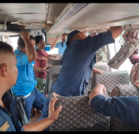 धनगढीमा यात्रुवाहक बस नै तस्करीको सामान बोक्नमा प्रयोग, ३७ लाखको सामानसहित एक जना पक्राउ