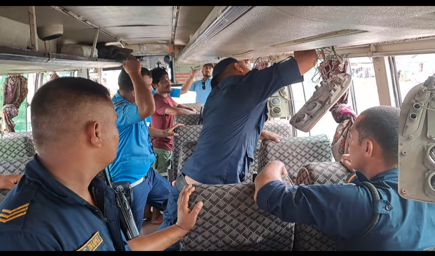 धनगढीमा यात्रुवाहक बस नै तस्करीको सामान बोक्नमा प्रयोग, ३७ लाखको सामानसहित एक जना पक्राउ