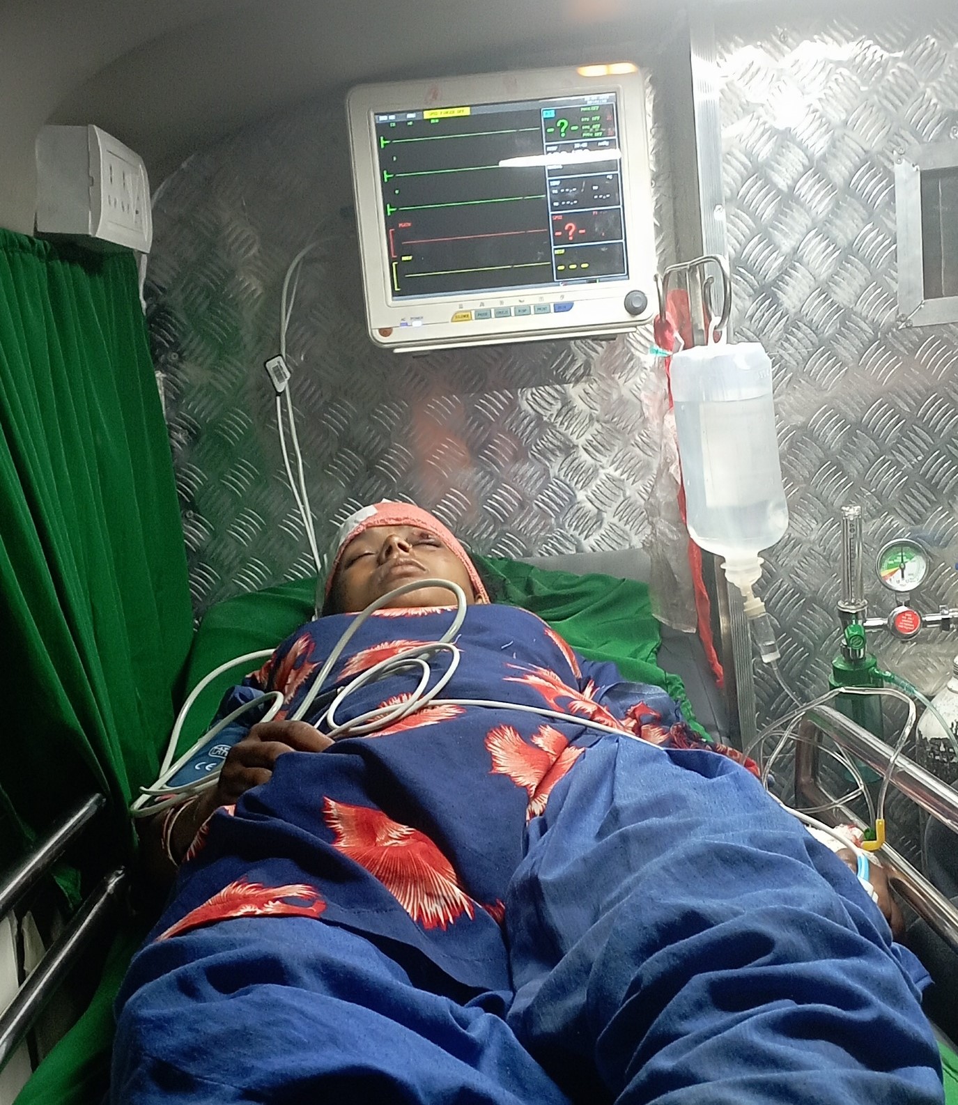 भिरबाट खसेको ढुंगा लागेर पाँच दिने सुत्केरी आमा छोरी घाईते