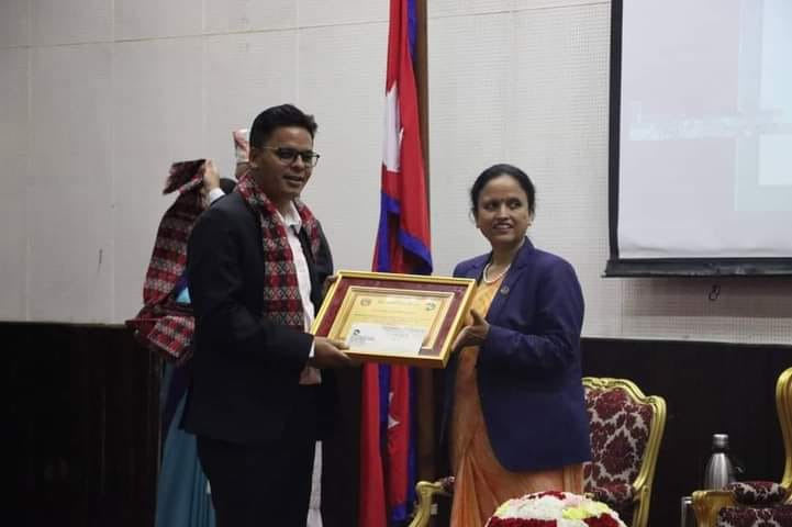 पत्रकार ओली प्रेस काउन्सिल युवा पत्रकार पुरस्कारबाट पुरस्कृत