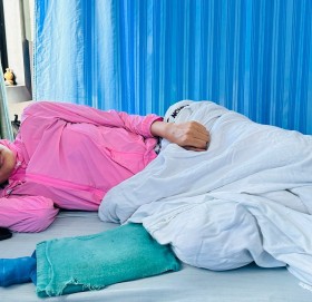 अछामकी २५ बर्षिय रमिता आर्थिक अभाबमा मृत्युसँग लड्दै