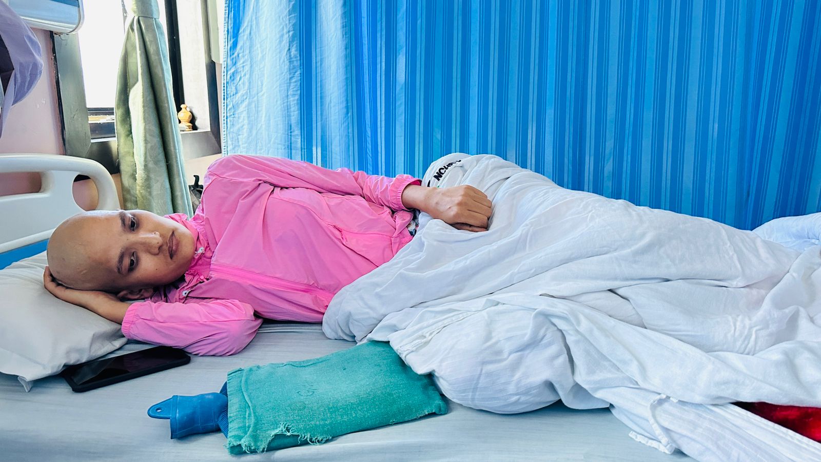 अछामकी २५ बर्षिय रमिता आर्थिक अभाबमा मृत्युसँग लड्दै