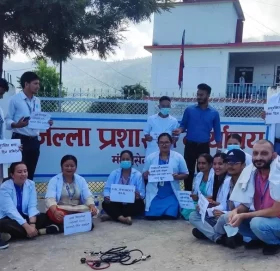 अछाममा स्वास्थ्यकर्मी आन्दोलनमा