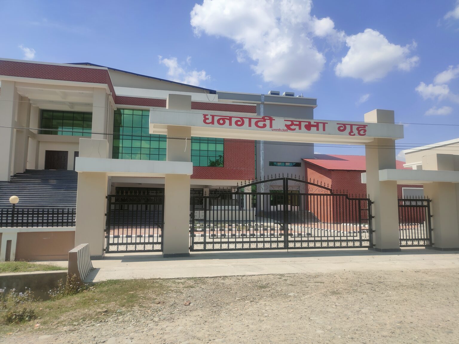 २८ करोडमा निर्मित धनगढी सभागृह अलपत्र, सरकारी कार्यक्रम होटलमा