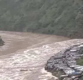 महाकालीमा हाम फालेर एक जना बेपत्ता