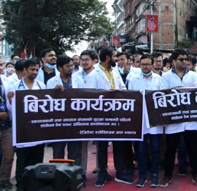 शिक्षकपछि डाक्टर सडकमा, गृह र स्वास्थ्यमन्त्रीको राजीनामा माग