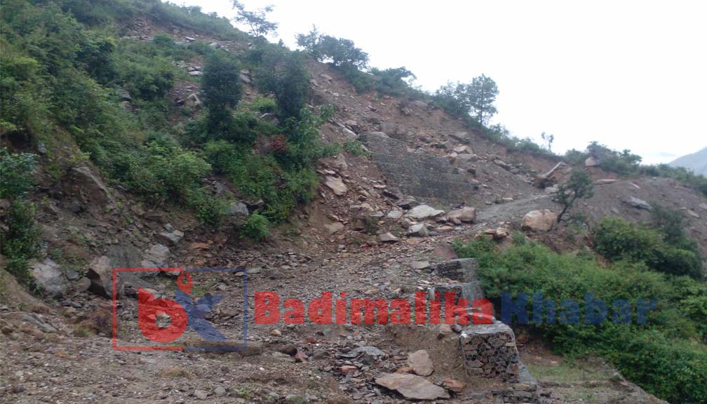 डोजरे विकासले खेतियोग्य जमिन पहिरोमा, दर्जनबढि बस्ती उच्च जोखिममा