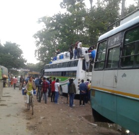 दशै तिहार नजिकिएसंगै सुदूरपश्चिमका सीमा नाकाबाट स्वदेश फर्कनेको घुँइचो