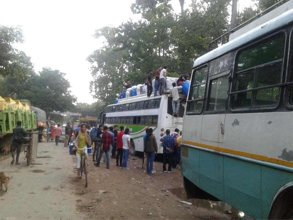 दशै तिहार नजिकिएसंगै सुदूरपश्चिमका सीमा नाकाबाट स्वदेश फर्कनेको घुँइचो