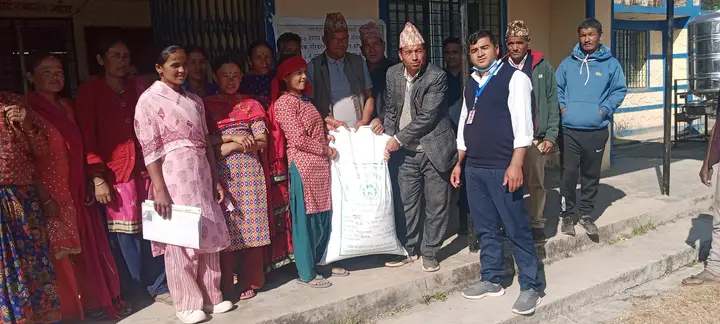 खप्तड छेडेदह ७ मा असिनापानीबाट पिडित कृषकलाई गहुँको बीउ वितरण