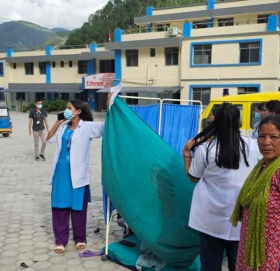 भूकम्पपछि व्यथा लागेकी गर्भवतीलाई अस्पताल बाहिर ल्‍याएर सुत्केरी गराइयो