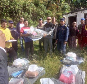 खप्तड छेडेदहका भुकम्प पिडित परिवारलाई राहत सामग्री वितरण
