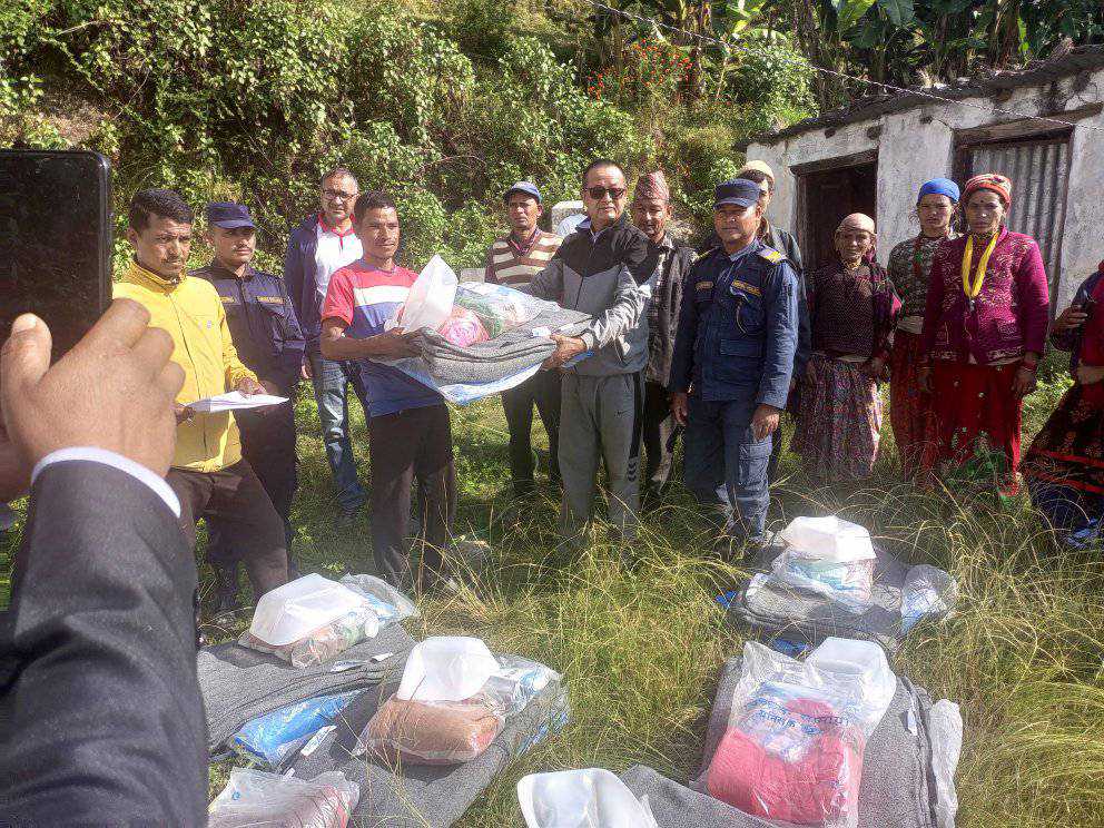 खप्तड छेडेदहका भुकम्प पिडित परिवारलाई राहत सामग्री वितरण
